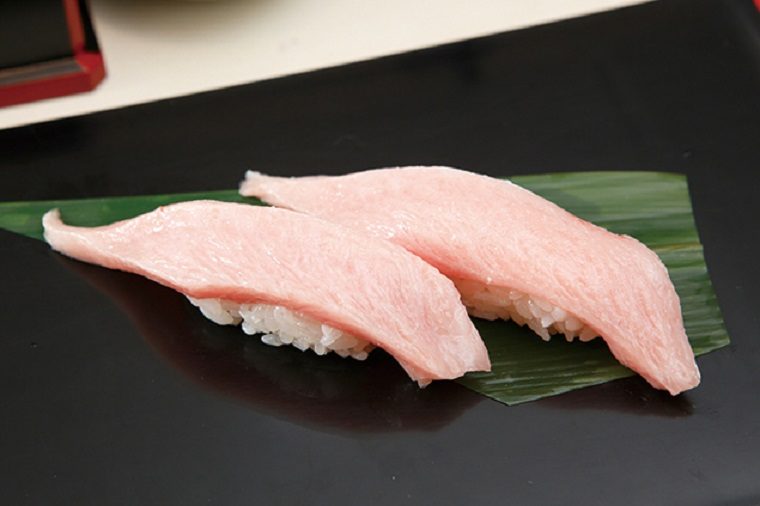 ↑かまとろ/一貫(518円) 見た目は大とろに似ているが、脂の質がきめ細かいのが特徴。頼めば追加料金なしで炙りにしてくれ、香ばしくさっぱりとした味わいになる。売り切れ必至の人気メニューだ