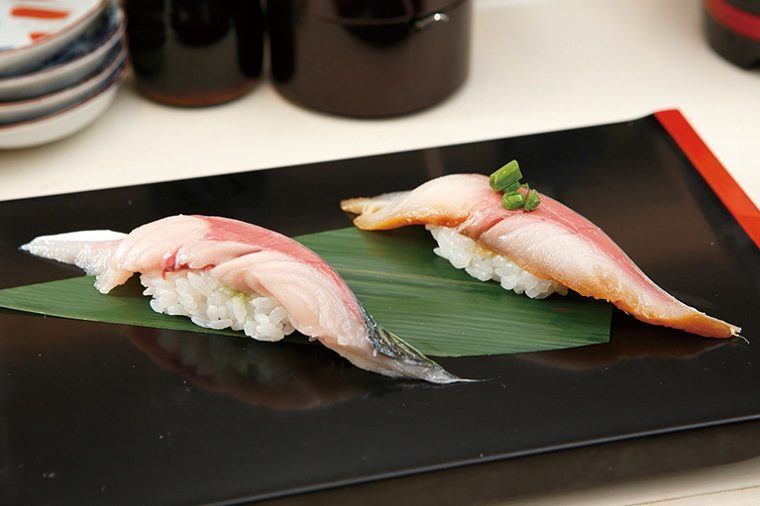 ↑生鯖、漬け鯖/一貫(各205円) 大分の生さばは脂の乗りが抜群で、食べるとうまみが口の中に一気に広がる。漬けにして食べると、脂の濃厚さはそのままに、味わいがさらにまろやかになる