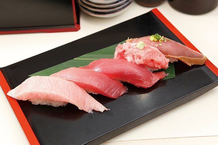↑鮪五貫(1058円) 大とろ、中とろ、赤身に頭肉、づけまぐろが並ぶ五貫盛り。とろよりも脂がさっぱりとした頭肉など、各部位の味の違いを楽しめる。まぐろ好きでなくともぜひ試してほしいひと皿だ