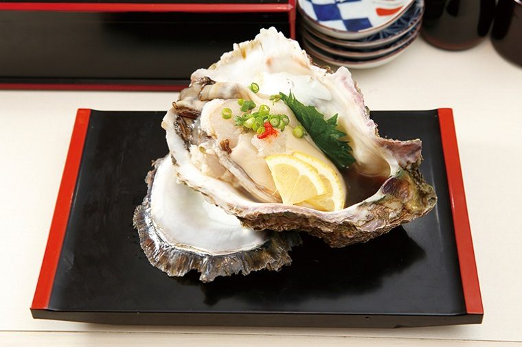 ↑岩かき/一個 842円 ひと口では食べきれないほどの特大サイズでこの値段はおトク! 口に入れた瞬間に、磯の香りとフルーティな甘みがあふれ出る。