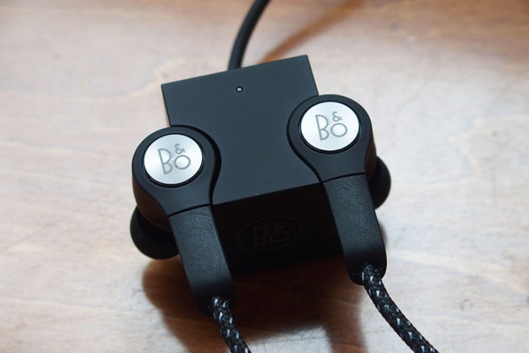↑充電は専用のチャージングキューブにイヤホンのユニットを接続する。マグネットで付けられるので簡単に着脱可能です