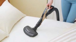 ↑ふとん専用「アレルパンチふとんクリーンブラシ」の使用例