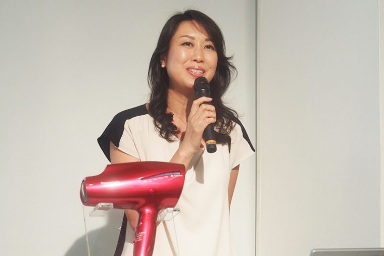 ↑髪のダメージについて解説する髪のスペシャリストの田村マナ氏