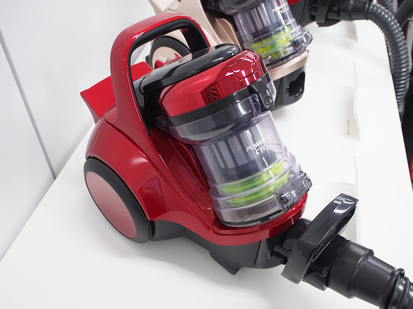 2kgのボトルを吸い上げる驚異の吸引力! でもヘッドが軽く感じるのはナゼ? 日立の掃除機「パワーブーストサイクロン」の不思議