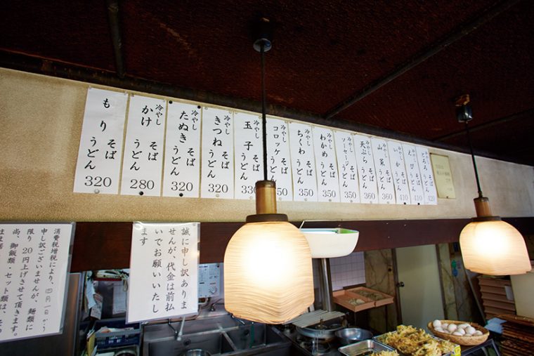 ↑店内には紙に書いたメニューが貼られている。夏に人気の「冷やしたぬきそば」が320円とは格安。「そば清」では券売機を置かず、料理の代金は前払いで支払う