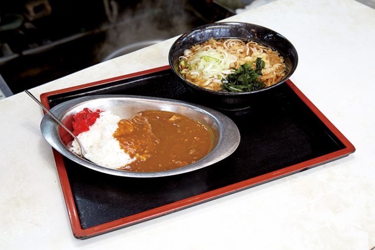 ↑たぬきそば+半カレーセット(500円)。だしのうまみが利いたカレーとたぬきそばのセット。この価格はおトクだ