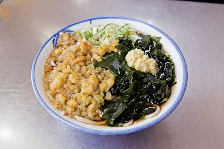 ↑たぬきわかめそば(410円)。はヘルシーなわかめとうまみのもとのあげ玉をトッピング。かき揚げそばよりも人気とのこと