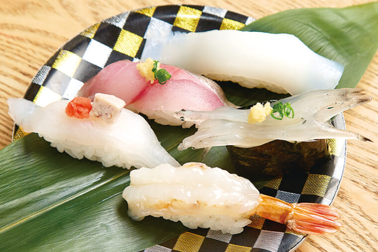 ↑板前おまかせ五貫（価格はネタにより変動）　その日に仕入れた魚の中から特にオススメのネタを提供。写真上からあおりいか、あじ、しらうお、かわはぎ、白もさえび