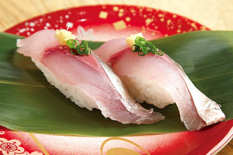 ↑活〆神経抜きあじ／二貫（410円）　魚を〆たあとに、延髄に沿って走る神経を抜く。この技によって鮮度を維持できる。食べてみると、あじ独特のうまみが濃厚で、しかも味にみずみずしさが感じられる
