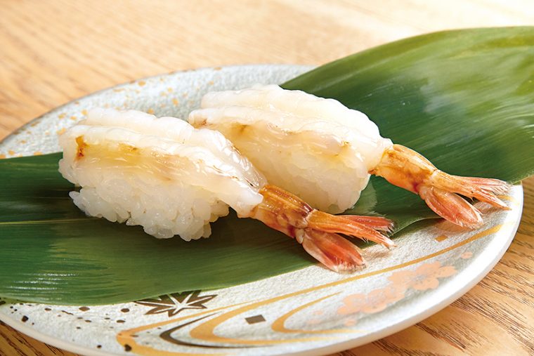 ↑白もさえび／二貫（572円）　前の夜に福井の海で獲れた白もさえびが、翌日にはカウンターに並ぶ。甘えびの甘みにうまみが乗った味わい、プリプリの食感は、一度食べるとやみつきに