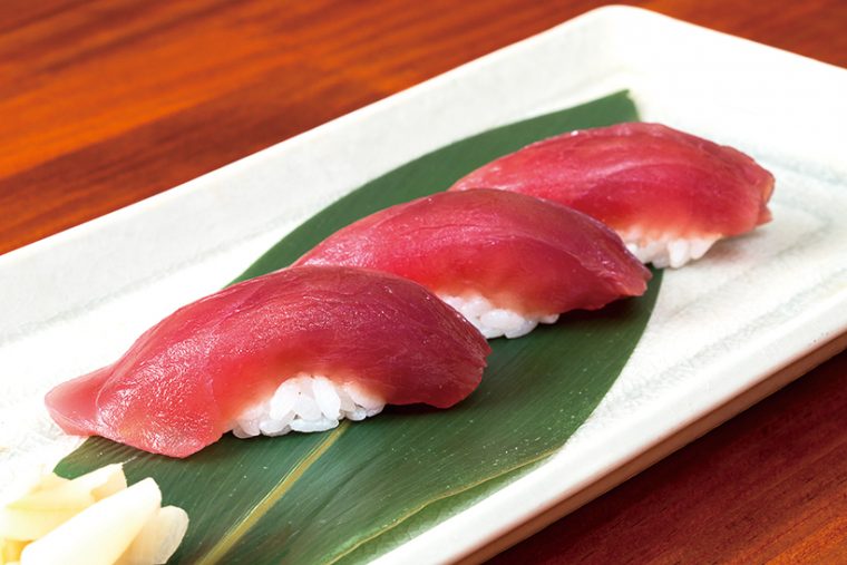 ↑握り赤身三貫(350円) 熟成をかけた赤身はとろりと柔らかい食感。赤身独特の酸味はマイルドになり、より複雑で深いうまみを生み出している。まぐろの赤身の概念を変える味となっている!