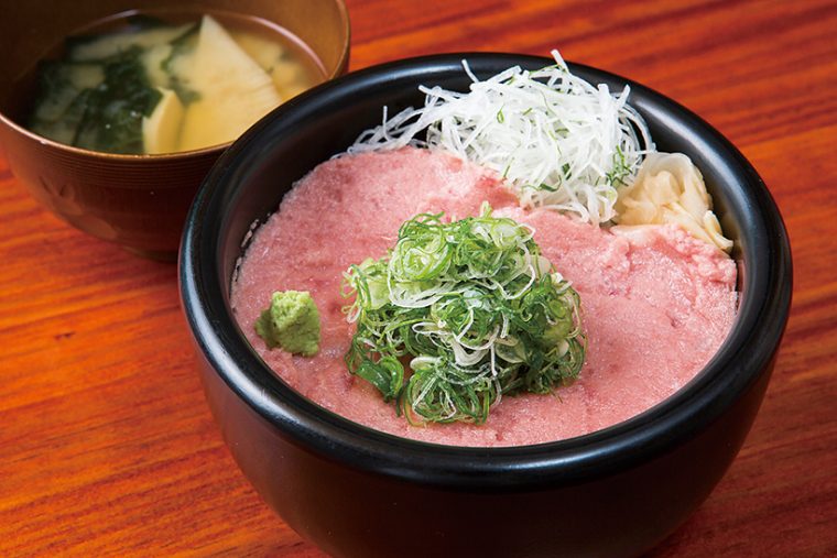 ↑葱とろ丼(800円) 中落ちを丁寧に削ぎ、筋と骨を除いて細かくミンチに。クリーミーな味で、極細に刻んだ葱や大葉、大根と一緒に食べるとより芳醇