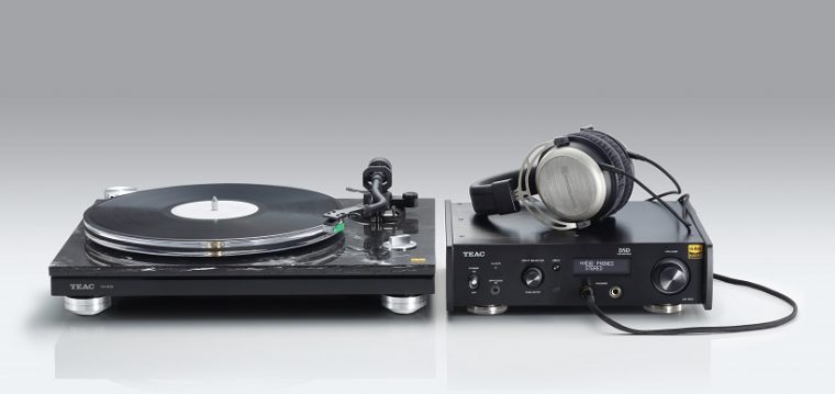 ↑TN-570(左)とUD-503(右)。ヘッドホンはT-1(2nd generation)