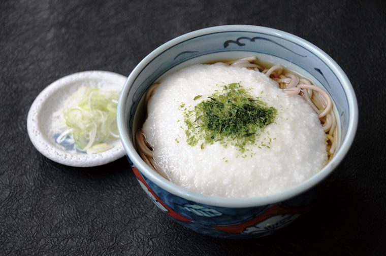 ↑山かけそば(530円)。とろろの甘さとなめらかなのど越しが楽しめる。とろろが白く鮮やかで、見た目も美しい