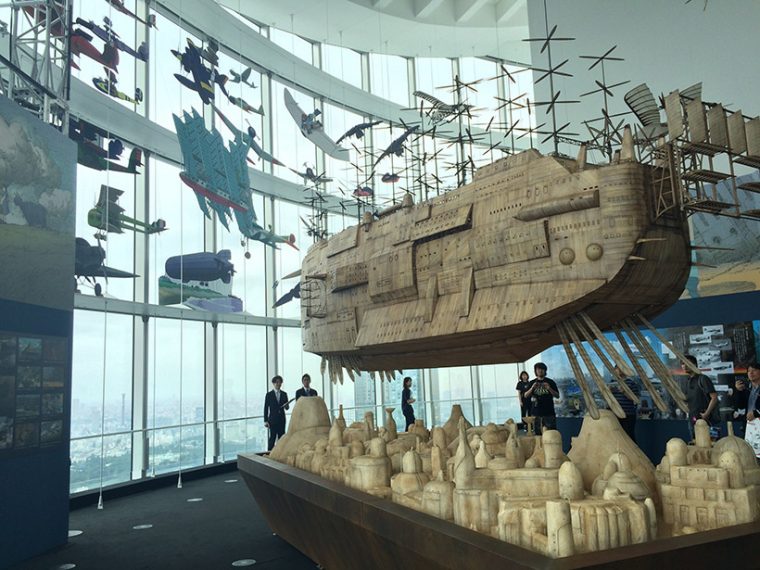 ↑観る者を圧倒する飛行船。展示会場は海抜250mの位置にあるため、天空の眺望とあわさって臨場感たっぷり