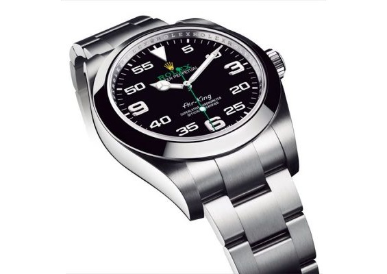 今年買うならスーツの袖にしっくり収まる“43mm”のスポーツ系腕時計