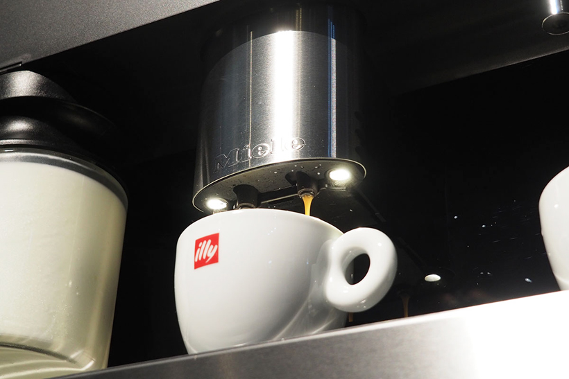 ↑ノズル下部にはLEDが搭載されており、コーヒーが抽出される様子をライティングしてくれるのも参加者からは好評でした