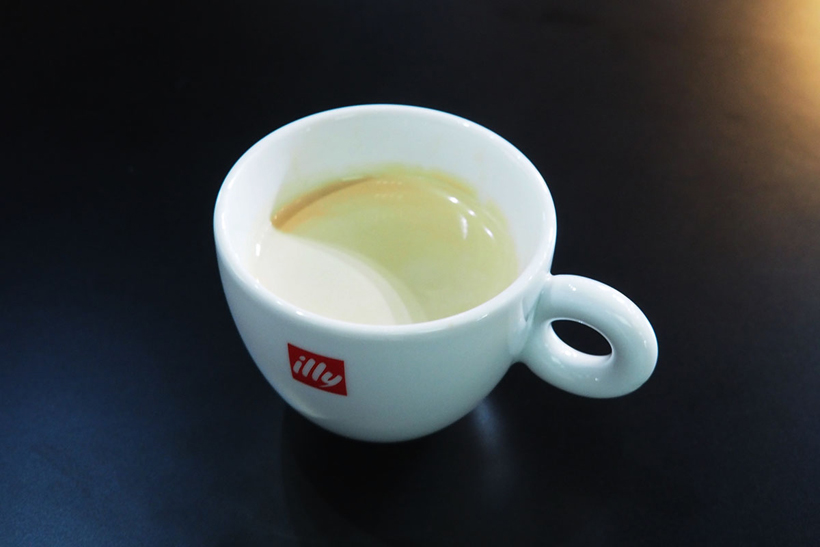 ↑CVA 6800で抽出したコーヒーを試飲。エスプレッソをうまく抽出できた証である「クレマ(泡)」がしっかりと表面を覆っています
