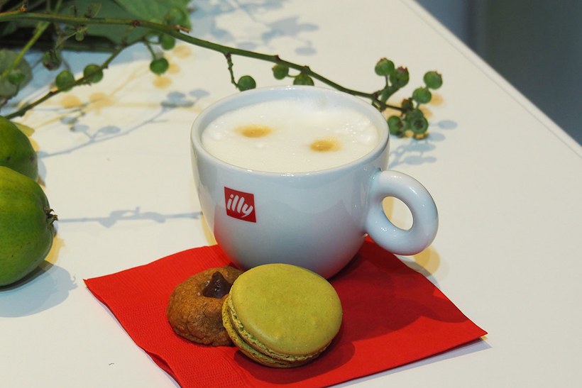 ↑こちらはミルクたっぷりのカプチーノ。全自動マシンで作ったとは思えない、きめ細かく滑らかなフォームミルクです