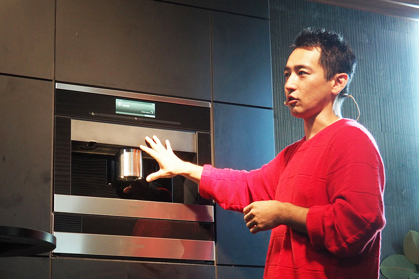 ↑人気カフェをマネージメントする浅本氏は、CVA 6800の抽出設定を調整できる機能を絶賛
