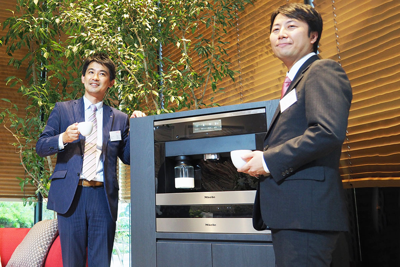 ↑写真はキャスター付きの移動式棚にCVA 6800をビルトインした例。これなら、リビングからテラスへの移動も可能です。100V電源なので、家じゅうのコンセントが利用できます
