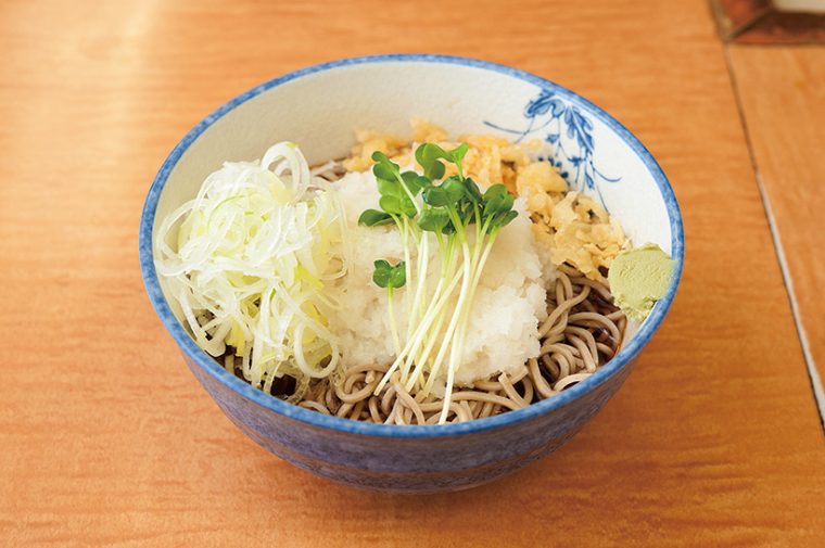 ↑おろしそば（500円）。注文が入ってから大根をおろす。おろしたてだからこそ味わえる鮮烈な辛味がクセになる