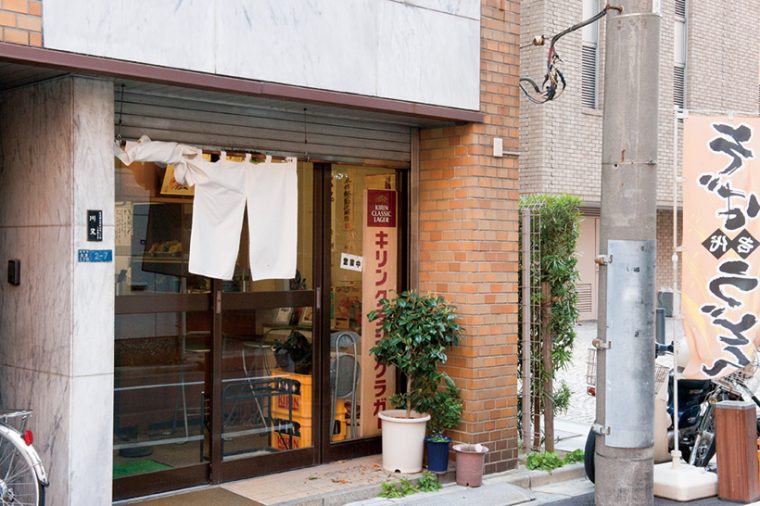 ↑白いのれんと「そば・うどん」ののぼりが目印。マンションやオフィスが建ち並ぶ一角でさりげなく営業する。まさに“隠れた名店”だ