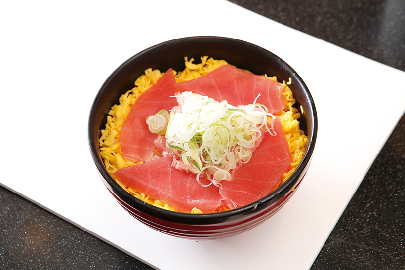 ↑ハーフ丼(550円) ばちまぐろ、ねぎとろ、サーモン、びんとろから2種を自由に選べる丼。写真はねぎとろとばちまぐろの組み合わせ。ネタの下には錦糸卵が敷かれ、鮮やかな彩りが食欲をそそる