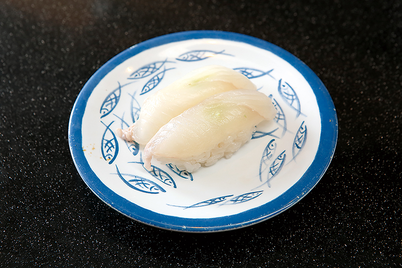 ↑平目/二貫(194円) 厚めに切られたひらめはしっかりとした弾力があり、噛みしめるほどにうまみがあふれる。しょうゆでもいいが、塩で食べると素材の味をよりダイレクトに楽しめる