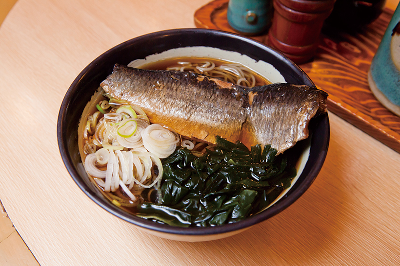 ↑にしんそば(580円)。新潟の山間部でもよく食べられるメニューで、甘辛く煮たにしんのうまみを堪能できる