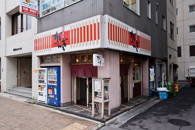 ↑看板のデザインは、店名の由来である「雁木」をイメージ。「雁木」とは新潟で雪よけ用に軒下に作られた屋根付き通路のことだ
