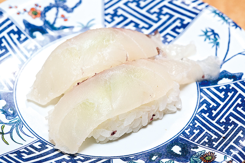 ↑朝〆真鯛/二貫(135円) 魚河岸で朝〆した鯛を提供。〆たあと数時間寝かせることで、身が柔らかくなり、うまみが増す。噛むほどに鯛のうまみがじわじわと出てくる、滋味豊かな味わい