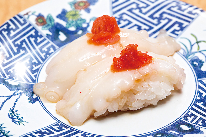 ↑生岩たこ/二貫(135円) 生の岩たこ(まだこ)を、もみじおろしとポン酢でいただく。柔らかく、とろけるようなたこの食感と甘みを堪能。頼めば、ポン酢でなく岩塩で食べることも可能だ