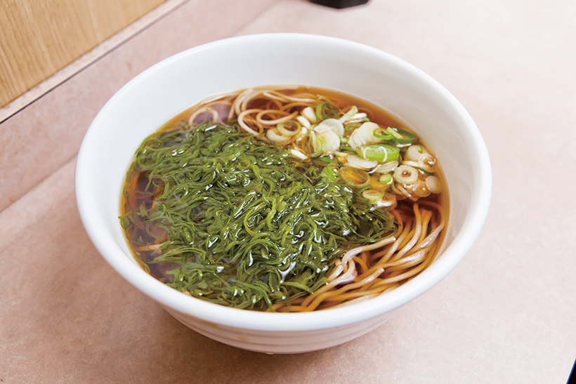 ↑めかぶそば（400円）。宮城県三陸産のめかぶがたっぷり。ツルツルの食感が、のどごしのいい細麺と合う