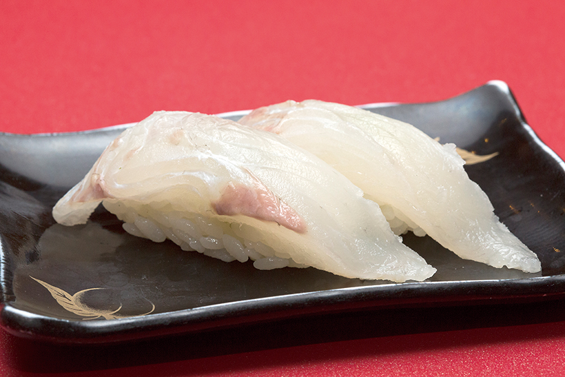 ↑天然平目/二貫(540円) 身が分厚い天然ひらめを使用。噛む力を跳ね返すほどの弾力があり、淡白な味わいの魚だが、咀嚼するうちにうまみがどんどん出てくる。食べ応え満点のひと皿