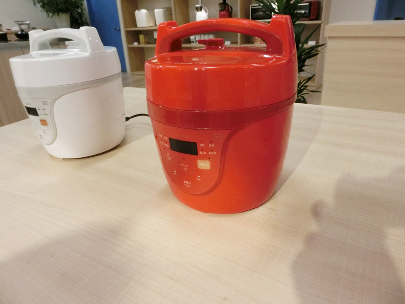 ↑クックマイスター SPC-101。最近の電気鍋ブームを牽引するモデルのひとつ
