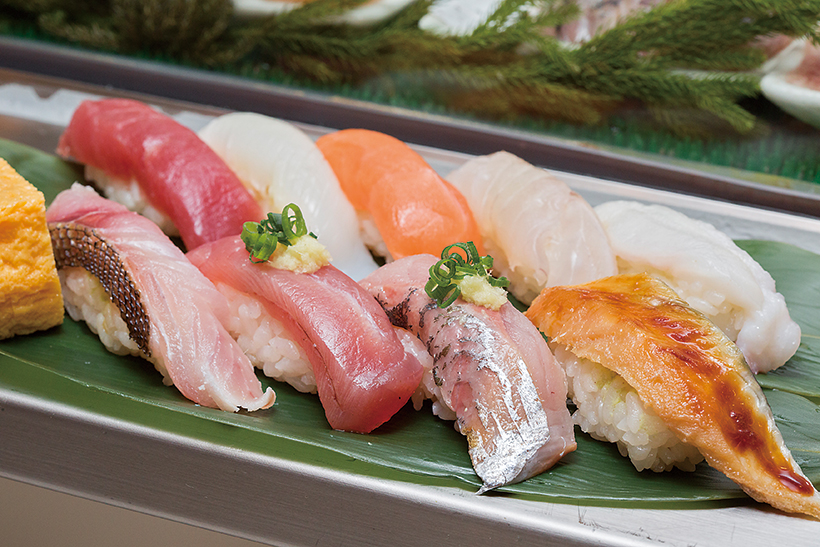良質ネタが10貫で800円!?　立ち食い寿司ブームの火付け役「魚がし日本一 新橋店」は昼どきが狙い目【立ち食い寿司の名店】