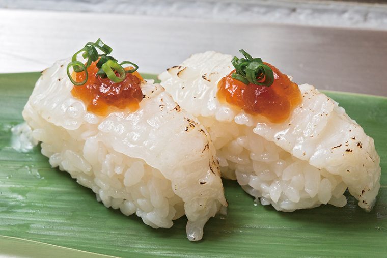 ↑炙りえんがわ／一貫（108円）　えんがわを炙ることで香ばしさを出した一品。ポン酢を 乗せたことで、濃厚な脂をさっぱりと食べられる。ほかに脂のうまみをよりストレートに味わえる塩味も選べる 