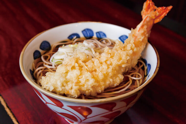 ↑大海老天そば（850円）。少々値が張るが、丼からはみ出すエビ天は超ゴージャス