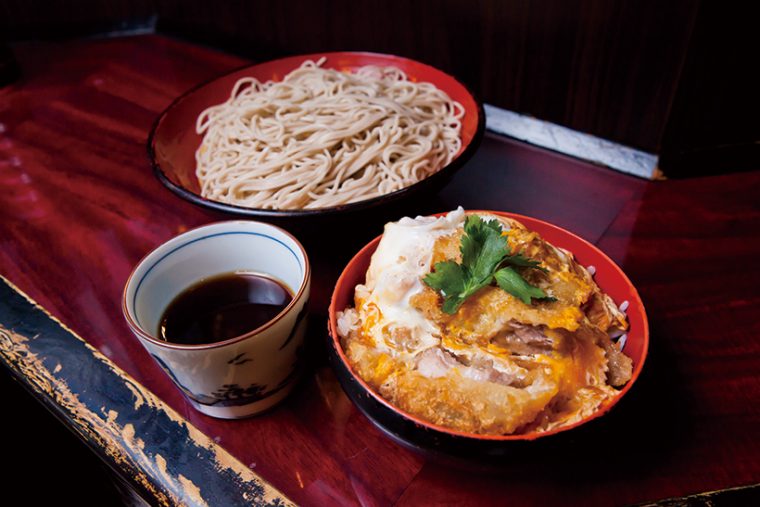 ↑ミニヒレカツ丼セット（680円）。肉厚なヒレカツを使ったミニカツ丼にそばが付く、同店の人気メニュー