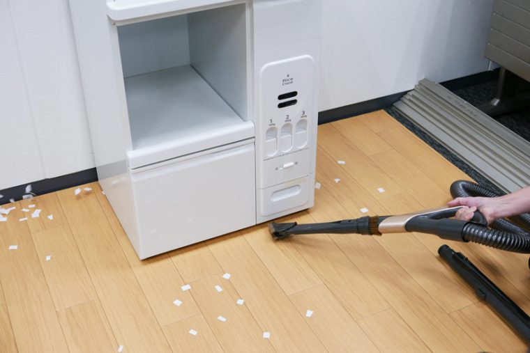 ↑家具の下に入り込んだホコリを風で吹き飛ばすにも便利です