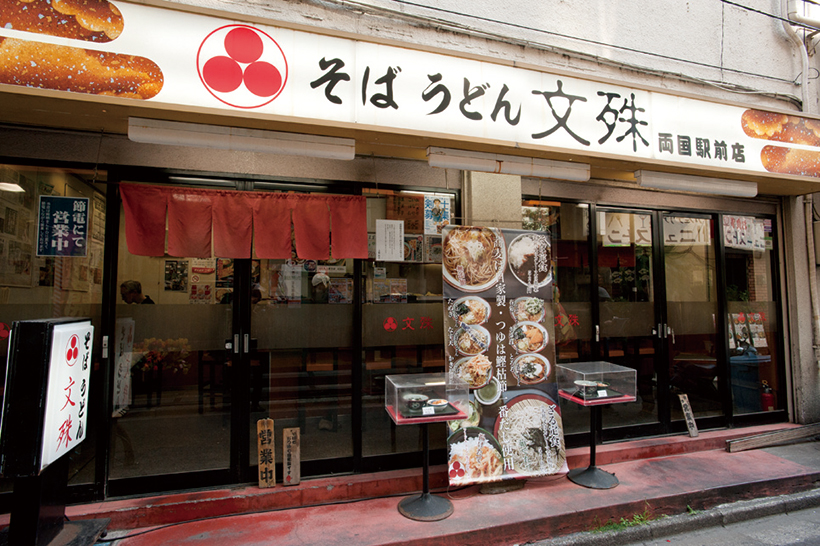 ↑店頭はガラス張りになっていて、店内の様子が確認できる。入口は2つあり、空いている席にすぐアクセスできるのがいい