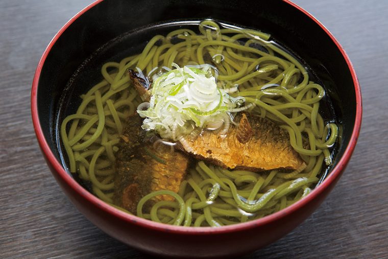 ↑にしん茶そば(518円) 京都名物の茶そばで、身欠きにしんのだしがつゆに溶けてうまい