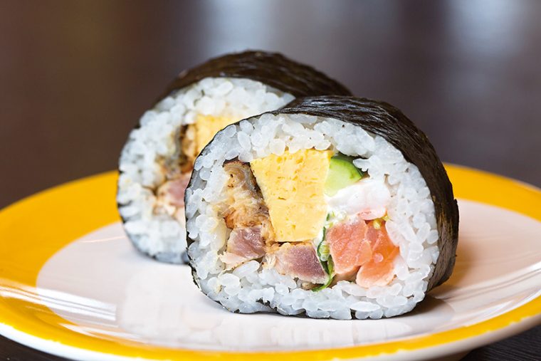 ↑CHOJIRO巻(280円) えび、サーモン、まぐろ、うなぎなど具だくさんの太巻。マヨネーズが全体をうまくまとめている。テイクアウト可能で、恵方巻の日(節分)にはこれが一番早く売り切れる