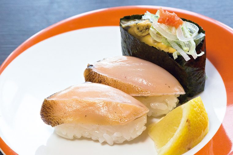 ↑活あわび(594円) あわびの貝身二貫と肝の軍艦一貫のセット。さばきたてのあわびのコリコリ食感と爽やかなあと味がおいしい。肝の軍艦はもみじおろしとポン酢が肝の甘みを引き立てる。