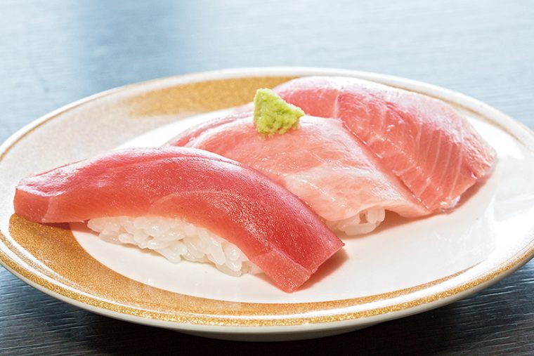 ↑本まぐろ三昧(874円) 本まぐろ赤身、中とろ、大とろの三貫盛り。赤身にもほんのり脂が乗り、中とろですでに脂の乗りが抜群。大とろはさらに口の中でうまみたっぷりの脂がとろけていく。