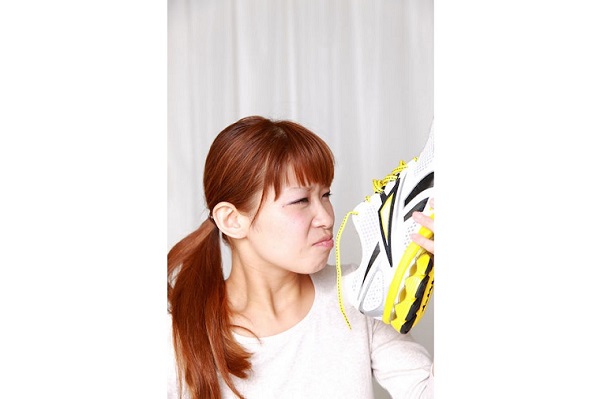 「クサっ…」にサラバ！ 女性に嫌われないための簡単、足のニオイ対策