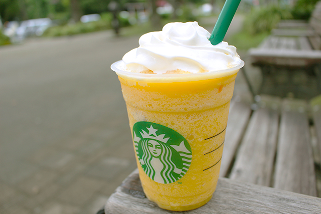 スタバ夏の注目新商品「クラッシュ オレンジ フラペチーノ」は一杯で3種のオレンジが楽しめる贅沢さだった