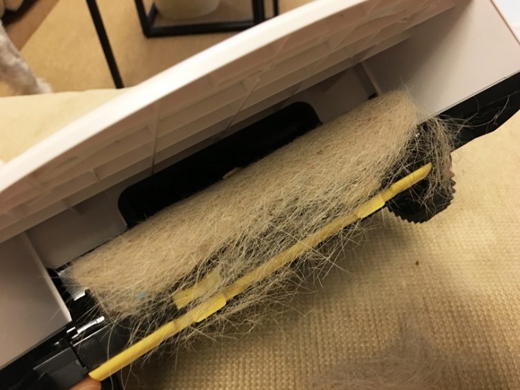 ↑このように、吸い込み口に犬の毛が詰まってしまいました
