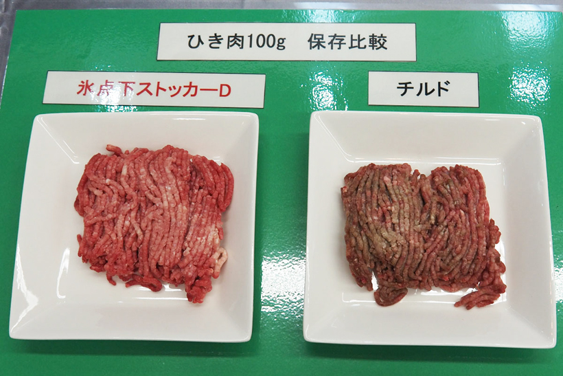 ↑チルド室で保存したミンチ(右)と、氷点下ストッカーDで保存した肉(左)を比較。同じ時間冷蔵したにもかかわらず、氷点下ストッカーD側は変色していない
